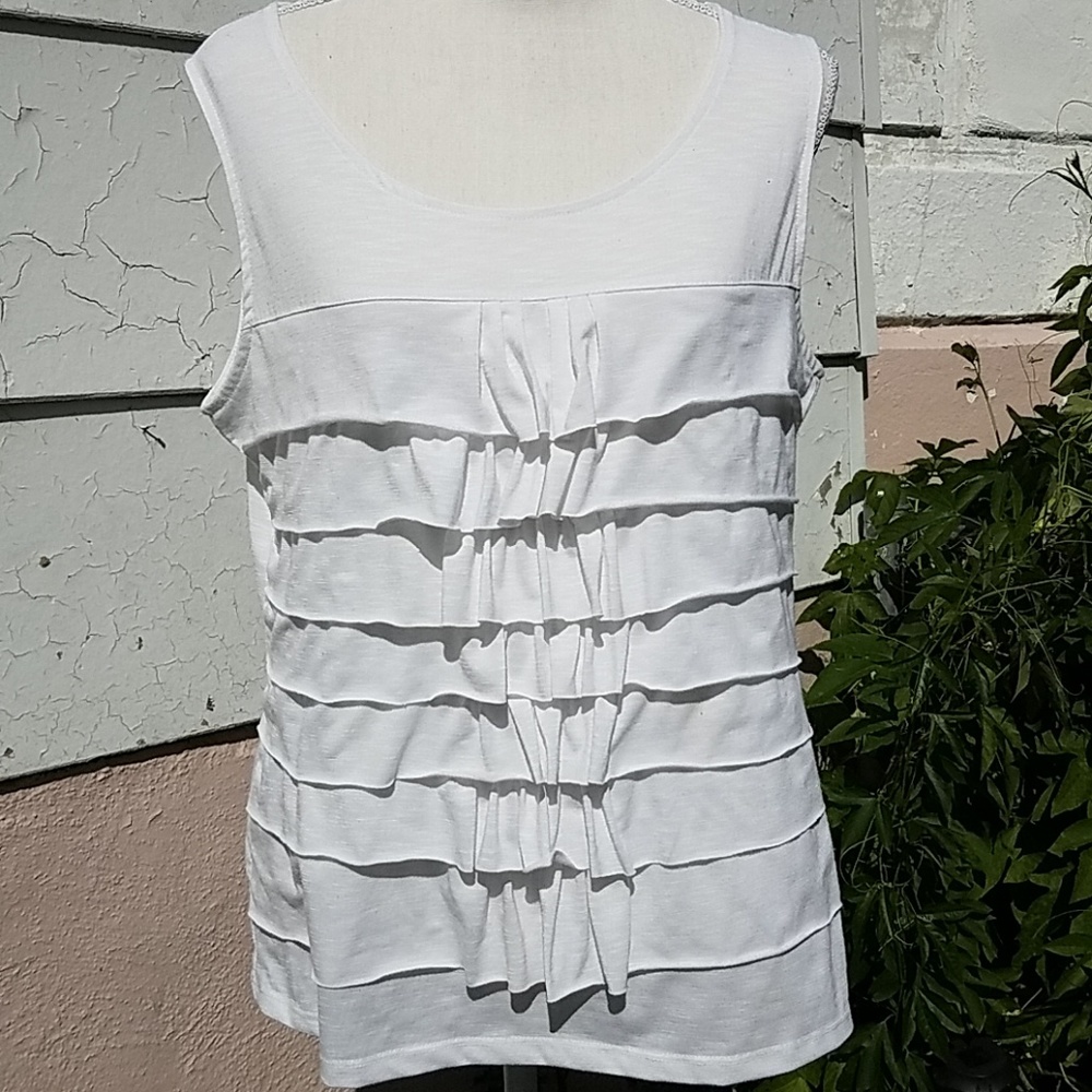 Rafaella sz L ruffle front white tank textured